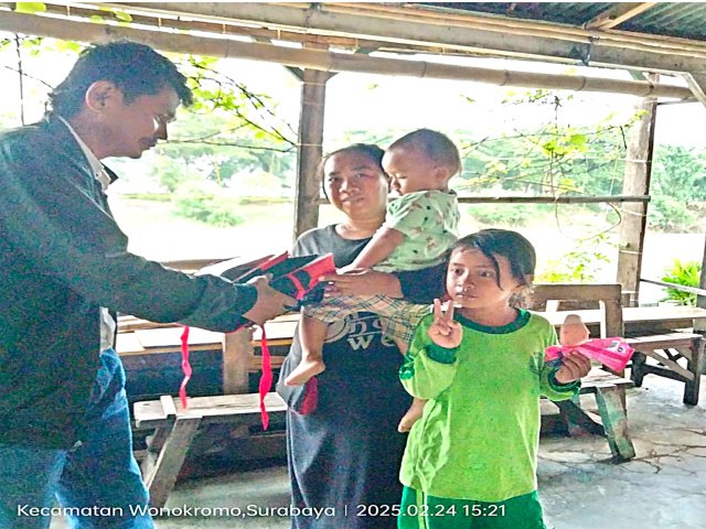 Menyambut Ramadhan, Jurnalis Bagikan Tas Sekolah untuk Anak Kurang Mampu di Surabaya