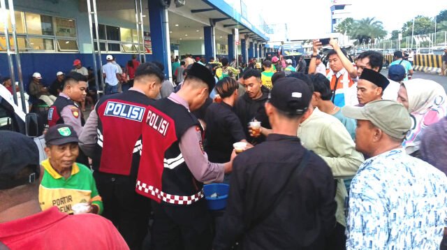 Satsamapta Polres Pelabuhan Tanjung Perak Surabaya Berbagi Takjil di Pelabuhan GSN