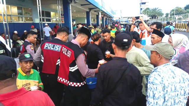 Satsamapta Polres Pelabuhan Tanjung Perak Surabaya Berbagi Takjil di Pelabuhan GSN