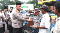 Berbagi Berkah Ramadan, Kapolres Pelabuhan Tanjung Perak Bagikan 200 Takjil Kepada Tukang Becak dan Pengguna Jalan