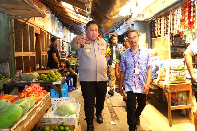 Kapolres Pelabuhan Tanjung Perak Tinjau Pasar Pabean Cantikan, Pastikan Stok Bapokting Aman Sampai Lebaran