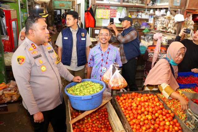 Kapolres Pelabuhan Tanjung Perak Tinjau Pasar Pabean Cantikan, Pastikan Stok Bapokting Aman Sampai Lebaran