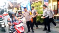 Polisi Berbagi Berkah Ramadhan, Ratusan Takjil Dibagikan di Depan Polsek Semampir