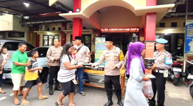 Berkah Ramadan: Polsek Asemrowo Bagikan Takjil untuk Masyarakat