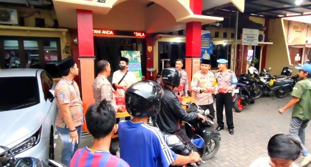 Berkah Ramadan: Polsek Asemrowo Bagikan Takjil untuk Masyarakat