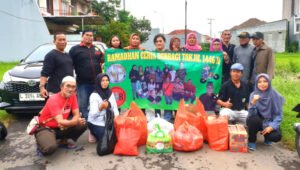 Media Nuswantoro Pos bersama RSB dan Komunitas Semar Surabaya Bagikan 600 Takjil di Jalan Dr. Ir. H. Soekarno Surabaya