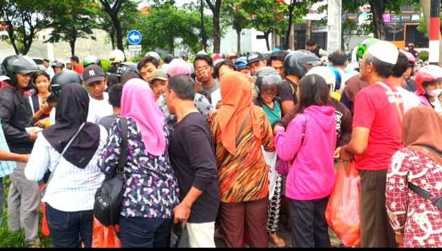 Media Nuswantoro Pos bersama RSB dan Komunitas Semar Surabaya Bagikan 600 Takjil di Jalan Dr. Ir. H. Soekarno Surabaya
