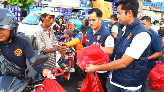 Ramadan Berkah: Satreskrim Polres Pelabuhan Tanjung Perak Berbagi Takjil dan Edukasi Kamtibmas di Surabaya