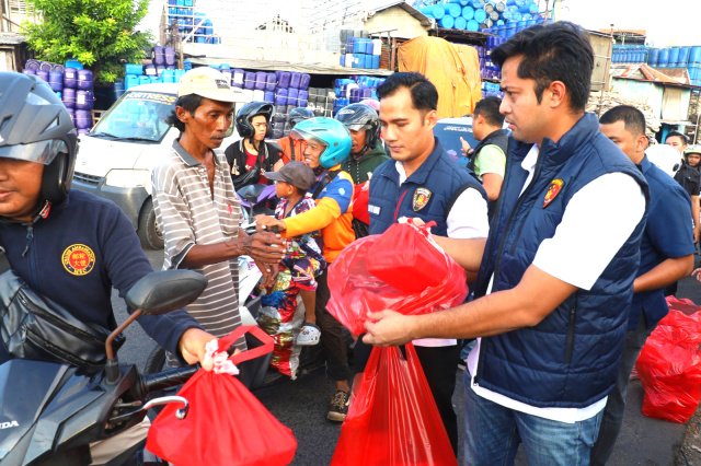 Ramadan Berkah: Satreskrim Polres Pelabuhan Tanjung Perak Berbagi Takjil dan Edukasi Kamtibmas di Surabaya