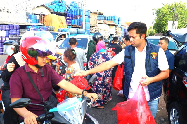 Ramadan Berkah: Satreskrim Polres Pelabuhan Tanjung Perak Berbagi Takjil dan Edukasi Kamtibmas di Surabaya