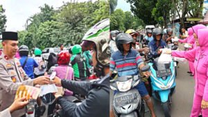 Polsek Wonocolo Bersama Bhayangkari Ranting Bagikan 200 Paket Takjil kepada Warga di Bulan Ramadhan