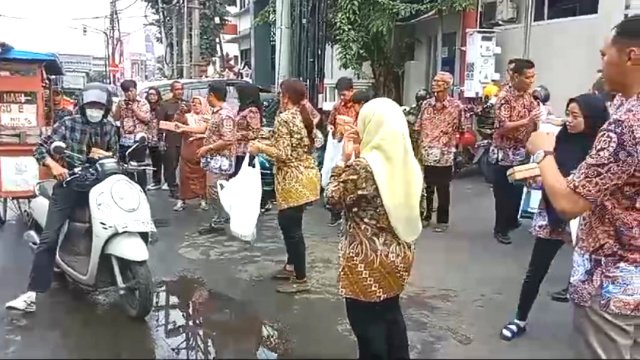 Momen Ramadhan 1447 H, Kejari Tanjung Perak Bagikan Takjil kepada Warga dan Pengguna Jalan