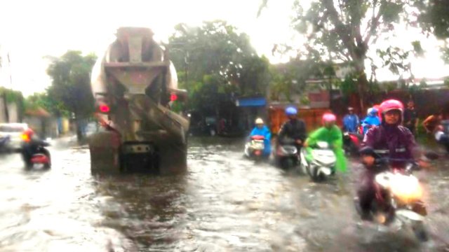 Curah Hujan Tinggi, Sejumlah Kawasan di Surabaya Tergenang Banjir, DSDABM: Air Surut dalam Satu Jam