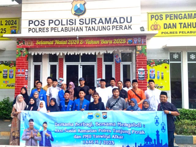 Polres Pelabuhan Tanjung Perak dan PMII Taswirul Afkar Bagikan 150 Paket Takjil Sambut Ramadhan 1446 H