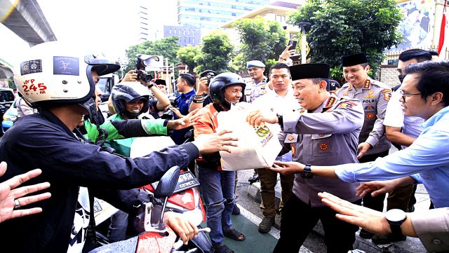 Kapolri Jenderal Listyo Sigit Prabowo Bagikan 1.000 Takjil kepada Pengguna Jalan di Jakarta