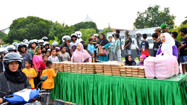 Berkah Ramadan, Persit KCK Cab. XVI Dim Ponorogo dan Siswa TK Kartika IV - 20 Gelar Aksi Sosial Bagi Takjil