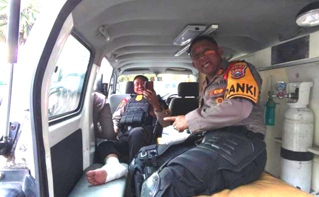 Belasan Polisi Terluka dalam Aksi Demo Tolak UU TNI di Surabaya