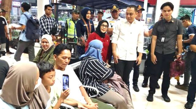 Wali Kota Surabaya Sidak Puncak Arus Mudik di Stasiun Gubeng, Bagikan Bingkisan kepada Penumpang