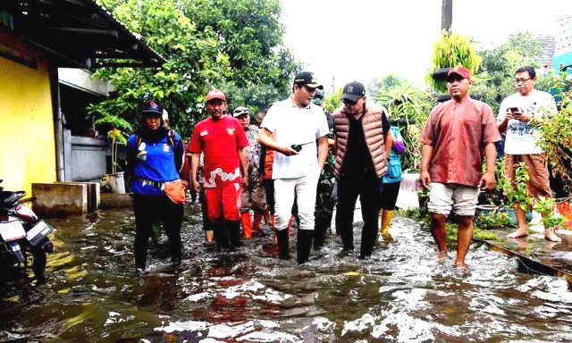 Bupati Sidoarjo Tinjau Banjir di Perumahan Pejaya Anugrah Desa Kramat Jegu