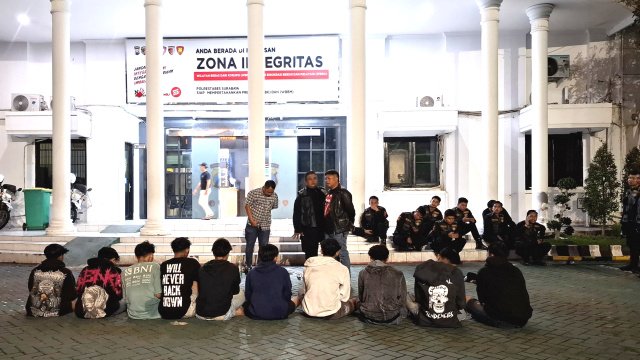 Polrestabes Surabaya Gagalkan Aksi Tawuran Remaja di Kemayoran, Amankan 10 Pemuda dan 8 Sajam