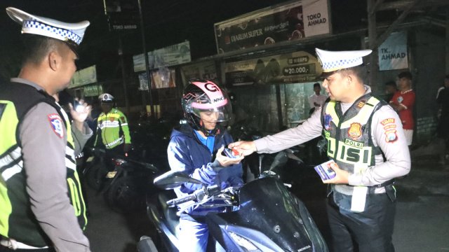 Satlantas Polres Bangkalan Apresiasi Pengendara Tertib, Bagikan Kunci Ganda Gratis di Razia Ranmor