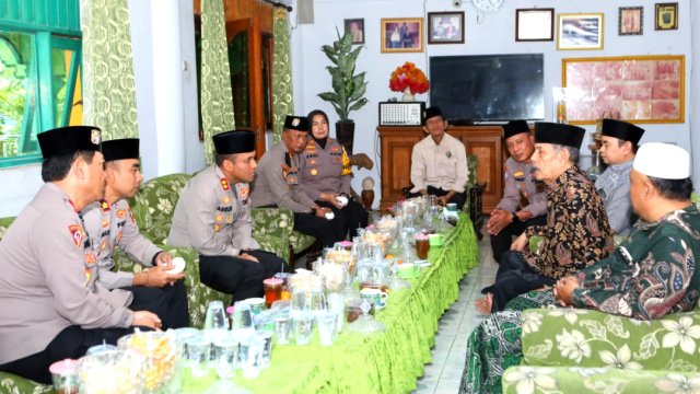 Kapolres Lamongan Jalin Silaturahmi ke Dua Ponpes, Perkuat Sinergi Polri dan Ulama Jaga Kamtibmas