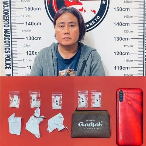 Nekat Transaksi Sabu di Pinggir Jalan, Seorang Wanita Paruh Baya Ditangkap Polisi
