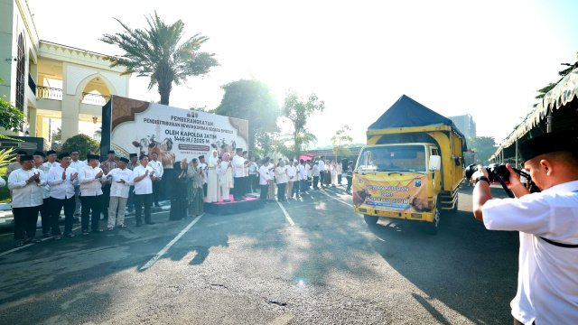 Polda Jatim Salurkan 400 Sapi dan 1.042 Kambing Kurban untuk Masyarakat di Hari Raya Idul Adha 1446 H