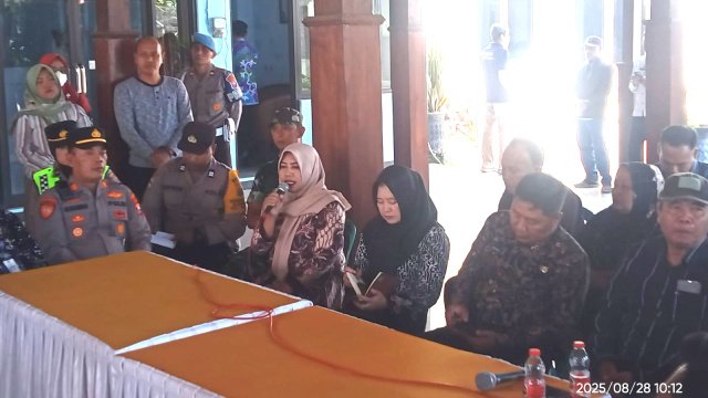 Ratusan Warga Desa Dempelan Demo Tuntut Transparansi Dana Desa, Bendahara Mundur