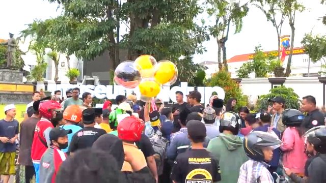 Berbagi di Bulan Ramadhan, Media Berita Cakrawala Bagikan Ratusan Takjil di Depan Mapolrestabes Surabaya