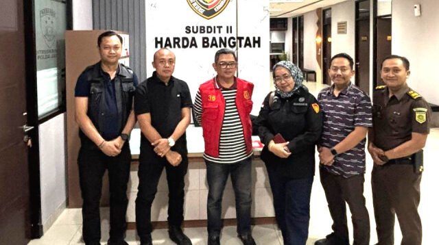 Buron Kasus Penipuan Rp4,2 Miliar Ditangkap di Tanjung Perak, Notaris Lutfi Afandi Dieksekusi Kejari Surabaya