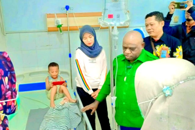 Menteri HAM Natalius Pigai Sidak RSIA IBI Surabaya, Soroti Dugaan Keracunan Massal Program MBG