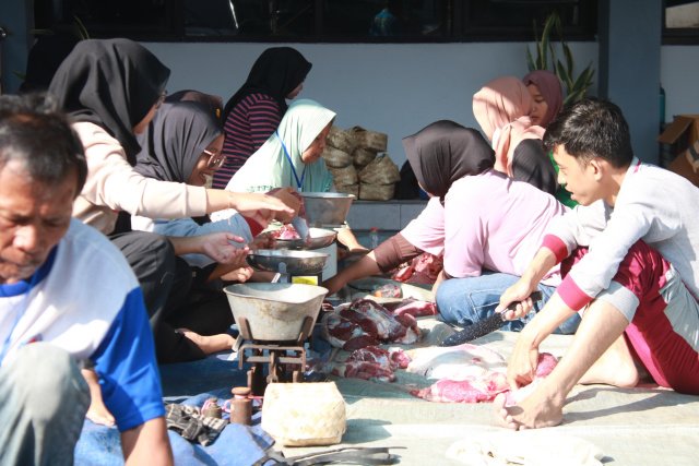 Kejari Surabaya Salurkan 547 Paket Daging Kurban, Kajari: Penegakan Hukum Harus Diiringi Kepedulian Sosial