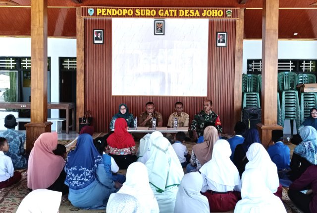 Pemdes Joho Madiun Salurkan Santunan dan Beasiswa Pendidikan kepada 60 Siswa Berprestasi dari Keluarga Kurang Mampu