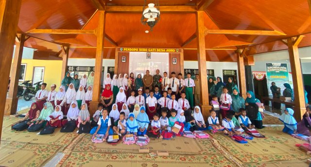 Pemdes Joho Madiun Salurkan Santunan dan Beasiswa Pendidikan kepada 60 Siswa Berprestasi dari Keluarga Kurang Mampu