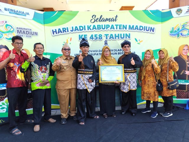 Pemdes Tiron Raih Penghargaan Juara Terbaik Bank Sampah se-Kabupaten Madiun pada Hari Jadi ke-458 Kabupaten Madiun