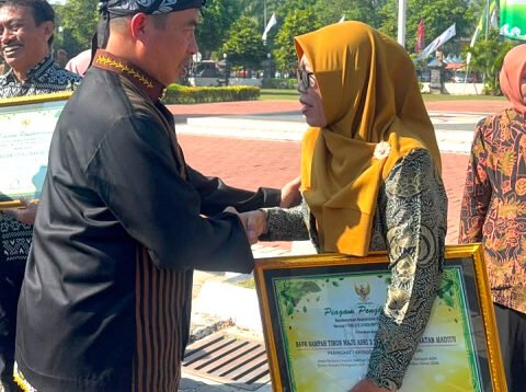 Pemdes Tiron Raih Penghargaan Juara Terbaik Bank Sampah se-Kabupaten Madiun pada Hari Jadi ke-458 Kabupaten Madiun