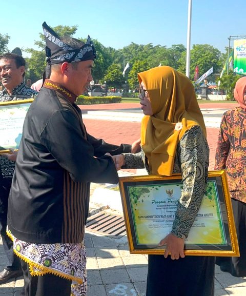 Pemdes Tiron Raih Penghargaan Juara Terbaik Bank Sampah se-Kabupaten Madiun pada Hari Jadi ke-458 Kabupaten Madiun